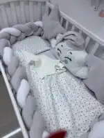 Set posteljine za krevetac Nasmejani oblačak –svetlo sivo/bela - Slika 3