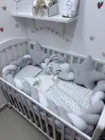 Set posteljine za krevetac Nasmejani oblačak –svetlo sivo/bela - Slika 4