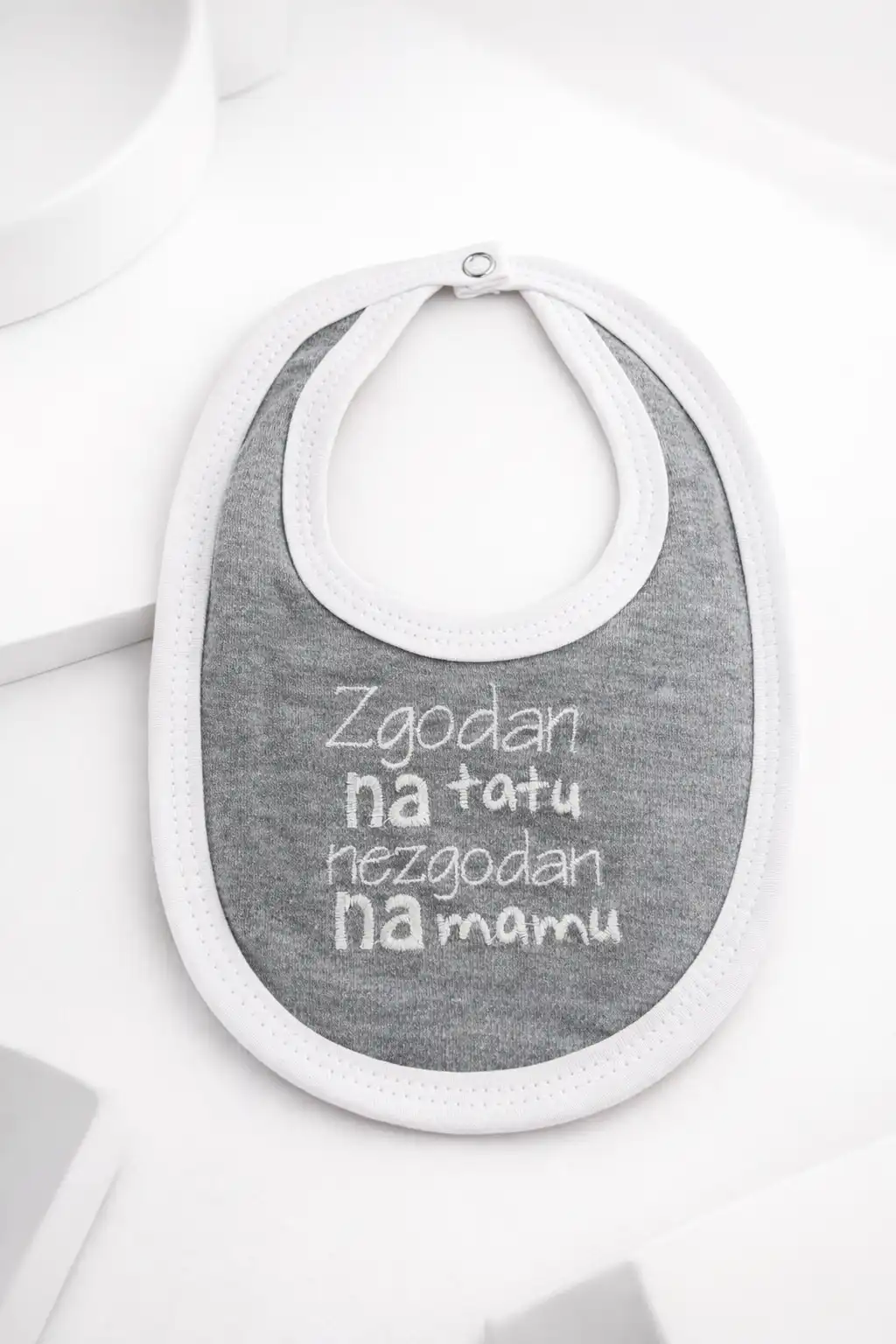 ChatGPT Image 20. феб 2026. 13_08_20 Zgodan na tatu, nezgodan na mamu - portikla - Slika 1