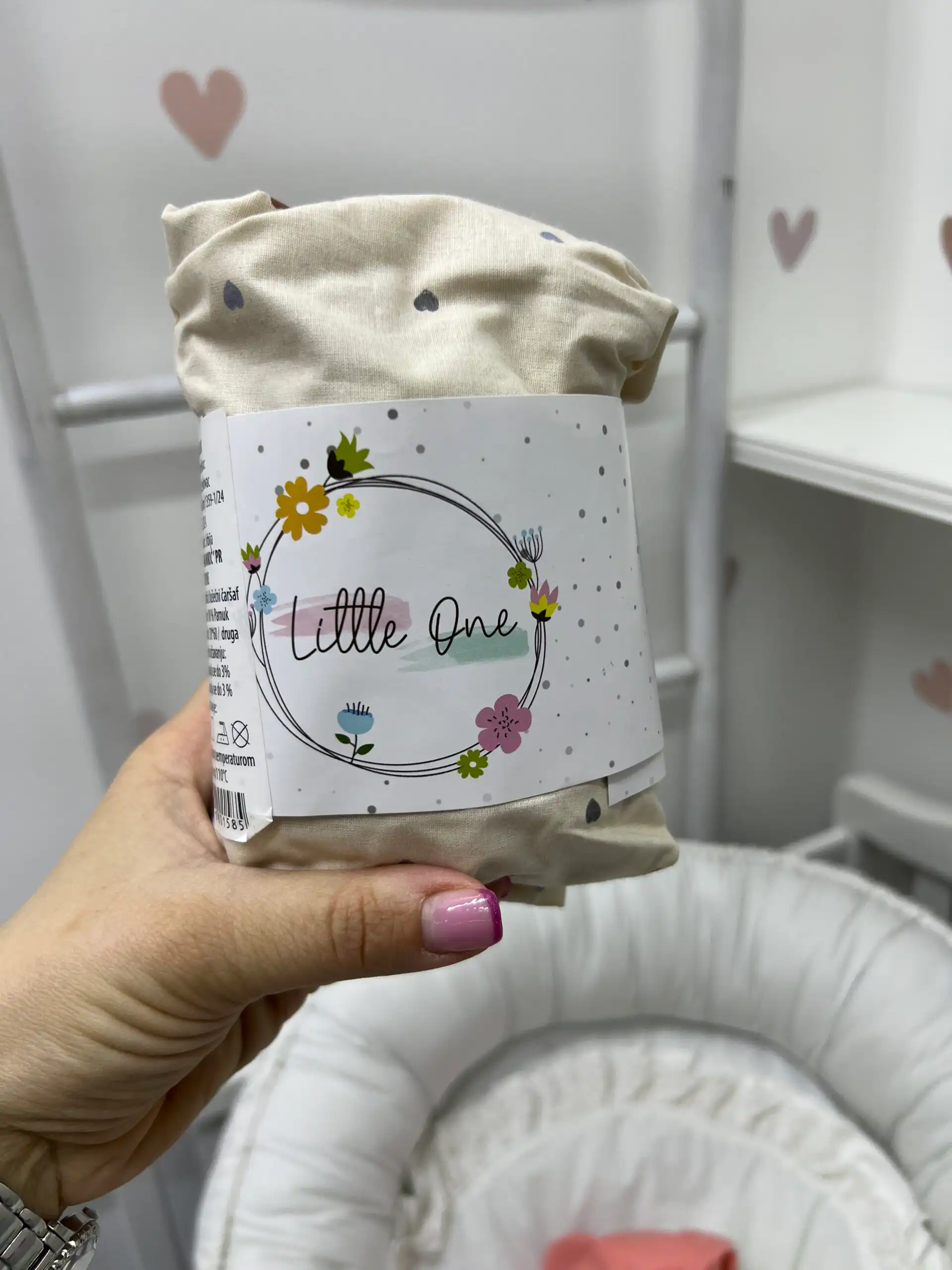 IMG_8765 Navlaka u dezenu za jastuče u kolicima / deo kao kolevka - srculenca na bež pozadini - Slika 1