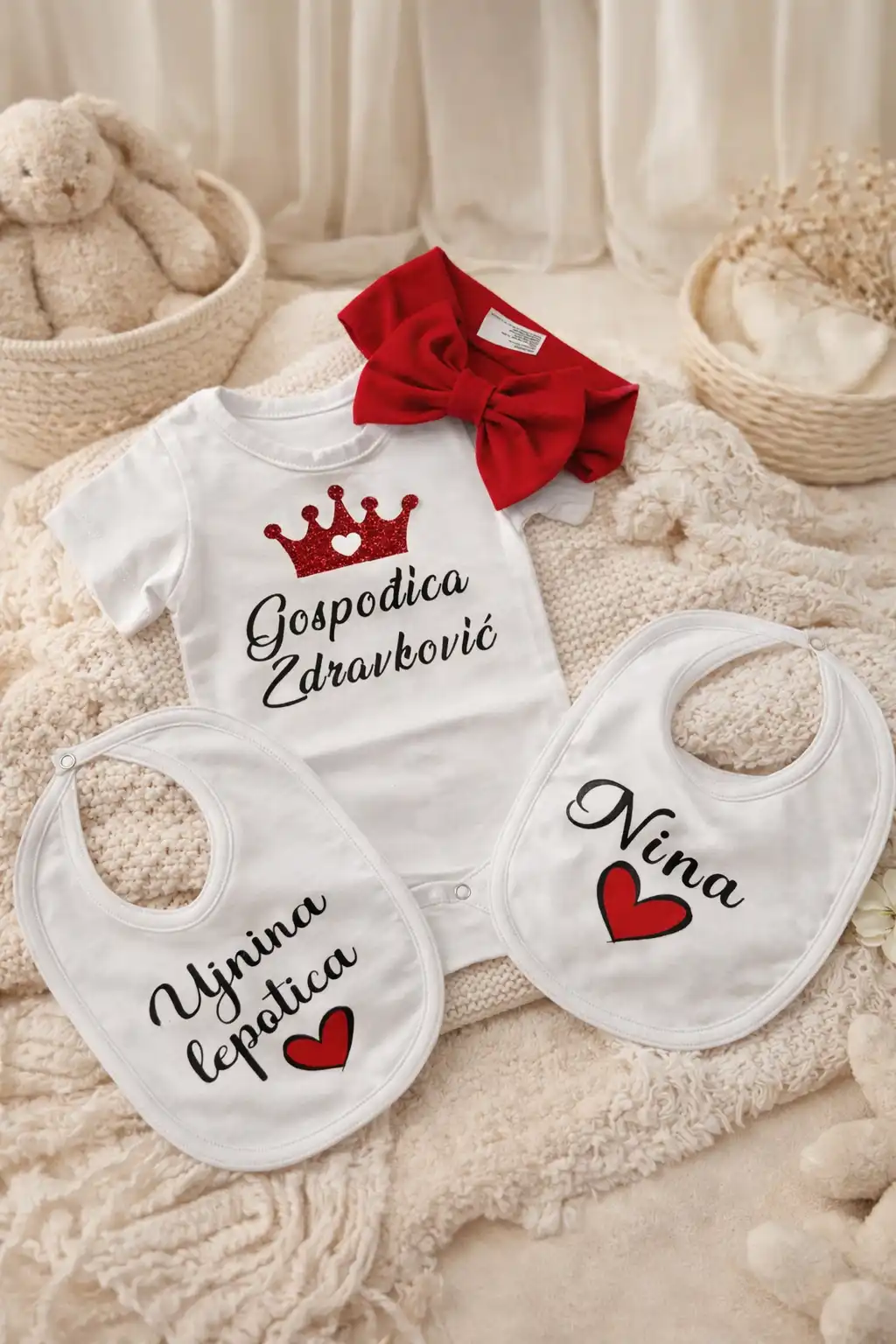 ChatGPT Image 21. апр 2026. 16_48_34 Personalizovani pamučni bodić za bebe – sa imenom + portikla + trakica - Slika 1
