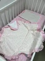 Set posteljine za krevetac sa ravnom ogradicom - sitna srculenca na nežno roze pozadini - Slika 6