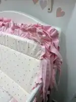 Set posteljine za krevetac sa ravnom ogradicom - sitna srculenca na nežno roze pozadini - Slika 3
