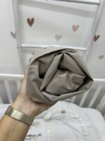 Dušečni čarsaf za krevetac sa lastišem -  sivi sa primesom na braon - Slika 2